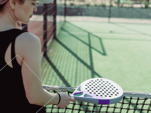 Vrouw met padelracket aan net